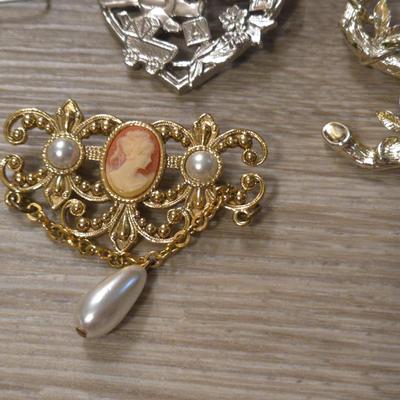 Mixed Brooch Lot