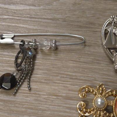 Mixed Brooch Lot