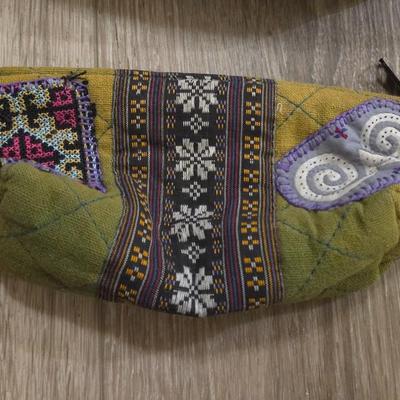(4) Cosmetic Bags