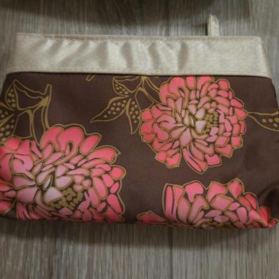 (4) Cosmetic Bags