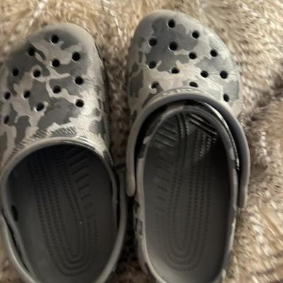 Crocks women camo size 6