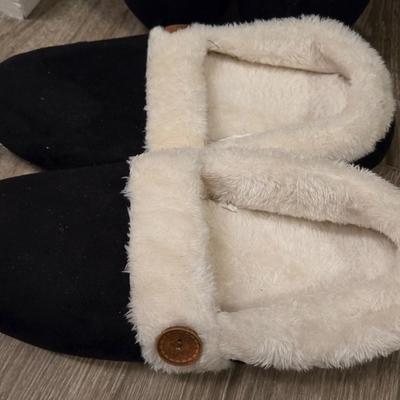 2 Pairs of Slippers