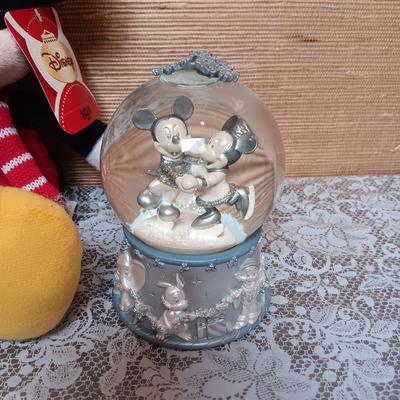 PLUSH DISNEY MICKEY MOUSE AND PLUTO, SNOWGLOBE AND VINYL FIGURE