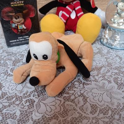 PLUSH DISNEY MICKEY MOUSE AND PLUTO, SNOWGLOBE AND VINYL FIGURE