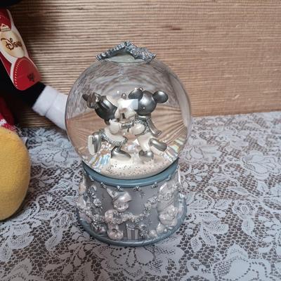 PLUSH DISNEY MICKEY MOUSE AND PLUTO, SNOWGLOBE AND VINYL FIGURE