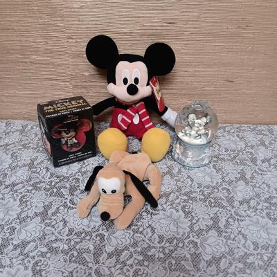 PLUSH DISNEY MICKEY MOUSE AND PLUTO, SNOWGLOBE AND VINYL FIGURE