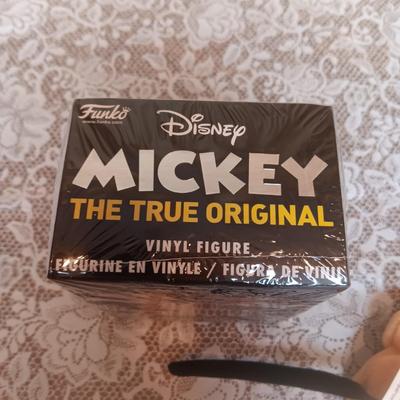 PLUSH DISNEY MICKEY MOUSE AND PLUTO, SNOWGLOBE AND VINYL FIGURE