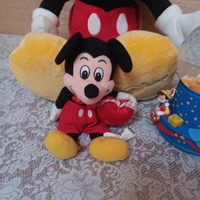 DISNEY MUSICAL SNOWGLOBE AND PLUSH MICKEY MOUSE