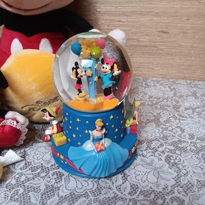DISNEY MUSICAL SNOWGLOBE AND PLUSH MICKEY MOUSE