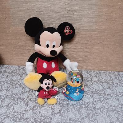 DISNEY MUSICAL SNOWGLOBE AND PLUSH MICKEY MOUSE