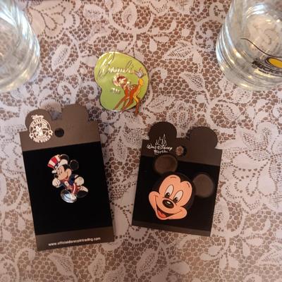 WALT DISNEY 'LOVE IN BLOOM", 2 GLASSES AND 3 PINS