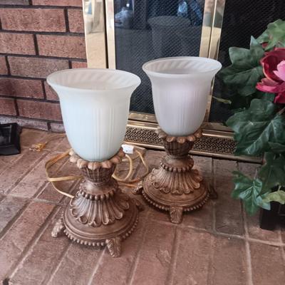 PAIR OF SHORT TABLE LAMPS, CANDLES AND HOLDERS PLUS FAUX FLOWERS IN A WOODEN BOX