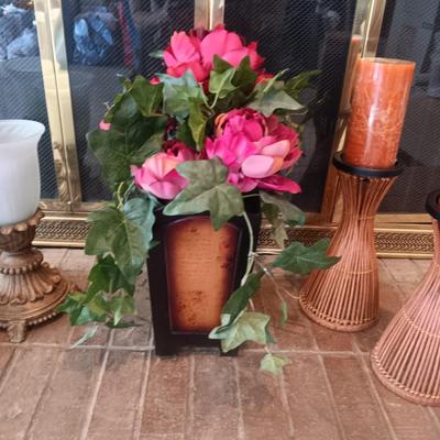 PAIR OF SHORT TABLE LAMPS, CANDLES AND HOLDERS PLUS FAUX FLOWERS IN A WOODEN BOX