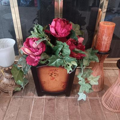 PAIR OF SHORT TABLE LAMPS, CANDLES AND HOLDERS PLUS FAUX FLOWERS IN A WOODEN BOX