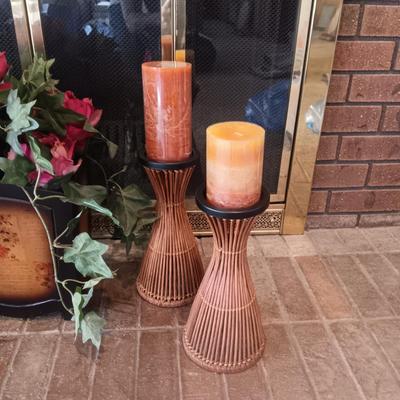 PAIR OF SHORT TABLE LAMPS, CANDLES AND HOLDERS PLUS FAUX FLOWERS IN A WOODEN BOX