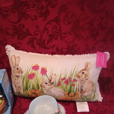 EASTER DECORATIONS AND SERVEWARE