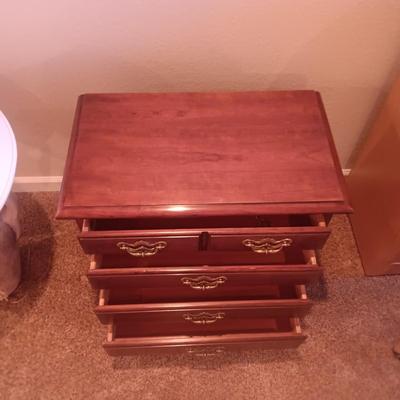 THOMASVILLE 4 DRAWER CHEST AND TABLE LAMP
