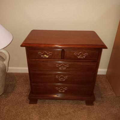 THOMASVILLE 4 DRAWER CHEST AND TABLE LAMP