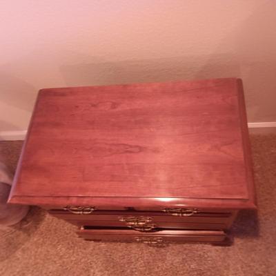 THOMASVILLE 4 DRAWER CHEST AND TABLE LAMP