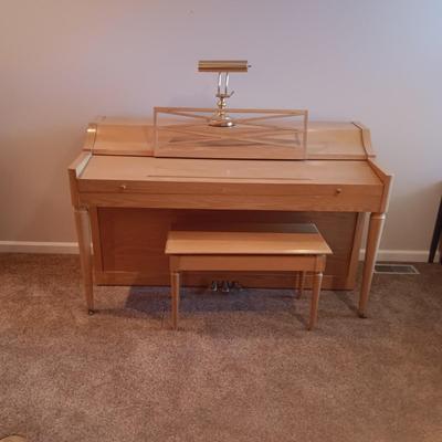 BALDWIN ACROSONIC PIANO WITH BENCH, SHEET MUSIC AND BRASS PIANO LAMP