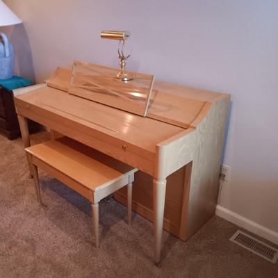 BALDWIN ACROSONIC PIANO WITH BENCH, SHEET MUSIC AND BRASS PIANO LAMP