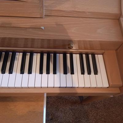 BALDWIN ACROSONIC PIANO WITH BENCH, SHEET MUSIC AND BRASS PIANO LAMP