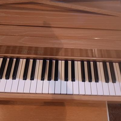BALDWIN ACROSONIC PIANO WITH BENCH, SHEET MUSIC AND BRASS PIANO LAMP
