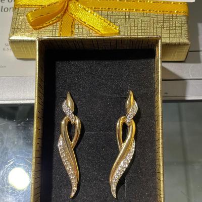 Ladies 14K 1/4 Carat TW Diamond Dangling Earrings 4-Pennyweights TW 1-5/8" Tall in Good Preowned Condition.