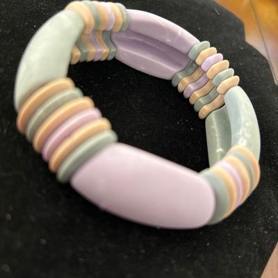 Vintage grey and lilac chunky bracelet, mixed pastel colors plastic bracelet, chunky and funky stretch bracelet, 80s costume jewelry