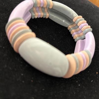 Vintage grey and lilac chunky bracelet, mixed pastel colors plastic bracelet, chunky and funky stretch bracelet, 80s costume jewelry
