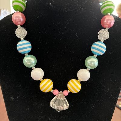Women’s bead fashion necklace