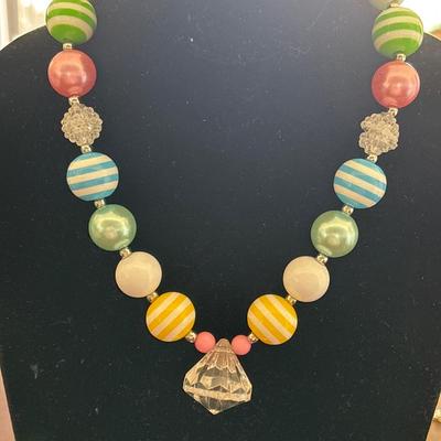 Women’s bead fashion necklace