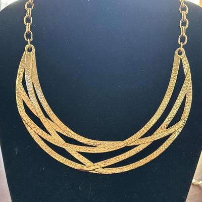 Women’s gold Tone fashion statement necklace