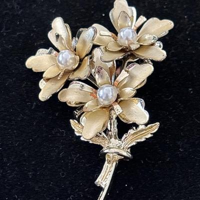 Flower Bouquet Brooch... Pale Goldtone Metal... White Faux Pearl