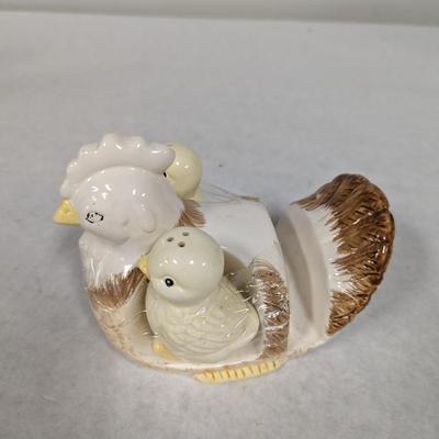 Hen & Chicks Salt & Pepper Shakers With Napkin Holder