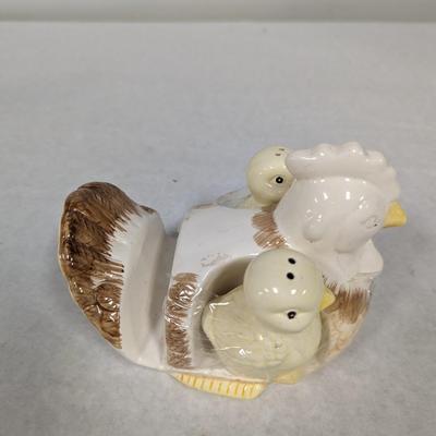 Hen & Chicks Salt & Pepper Shakers With Napkin Holder
