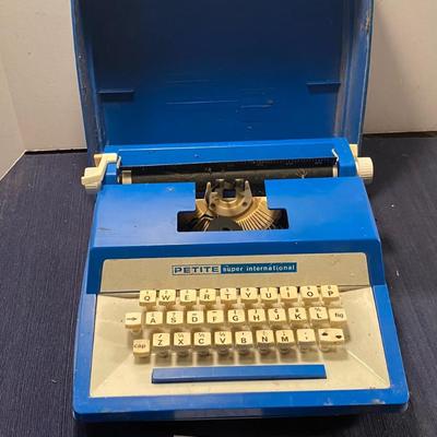 Vintage Petite International Typewriter