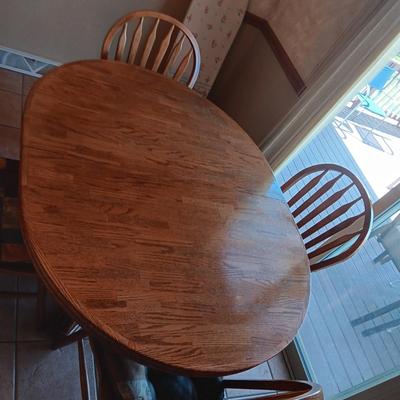 WOODEN KITCHEN TABLE W/4 CHAIRS AND 2 LEAVES