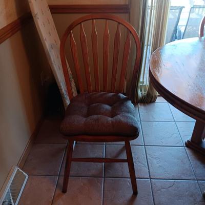 WOODEN KITCHEN TABLE W/4 CHAIRS AND 2 LEAVES
