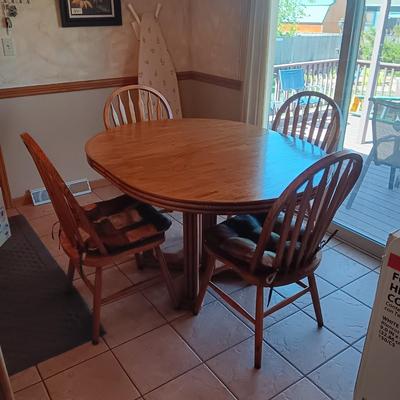 WOODEN KITCHEN TABLE W/4 CHAIRS AND 2 LEAVES