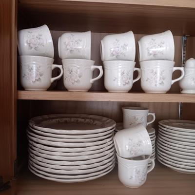 12 PLACE SETTING OF PFALTZGRAFF DINNERWARE WITH EXTRAS