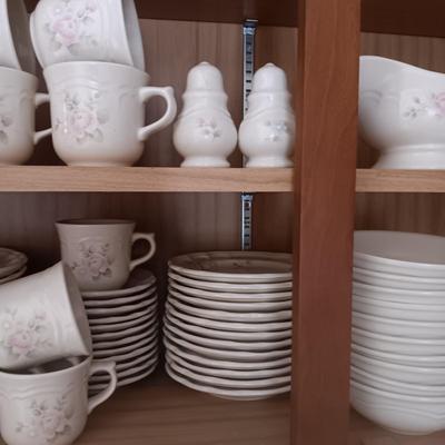 12 PLACE SETTING OF PFALTZGRAFF DINNERWARE WITH EXTRAS