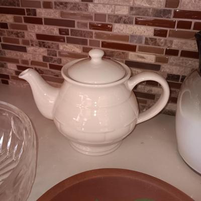 LONGABERGER TEAPOT AND OTHER SERVING PIECES