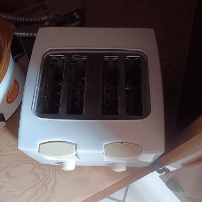 7 SPEED BLENDER, CROCK POT AND 4 SLICE TOASTER