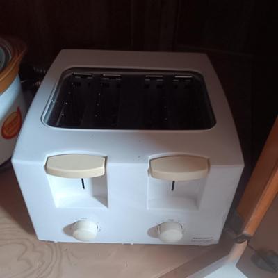 7 SPEED BLENDER, CROCK POT AND 4 SLICE TOASTER