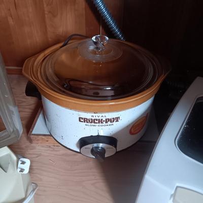 7 SPEED BLENDER, CROCK POT AND 4 SLICE TOASTER