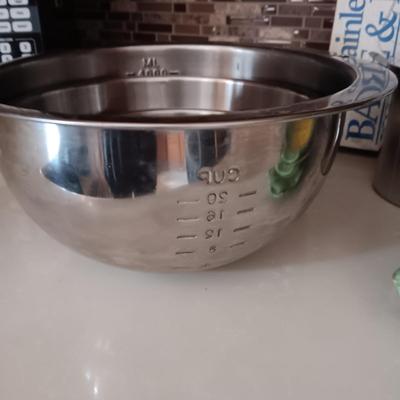 3 PC ROASTING PAN, 3 STAINLESS STEEL BOWLS, SMALL CROCK POT AND MORE