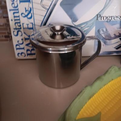 3 PC ROASTING PAN, 3 STAINLESS STEEL BOWLS, SMALL CROCK POT AND MORE