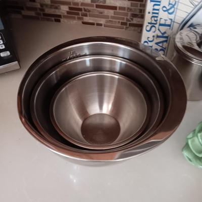 3 PC ROASTING PAN, 3 STAINLESS STEEL BOWLS, SMALL CROCK POT AND MORE