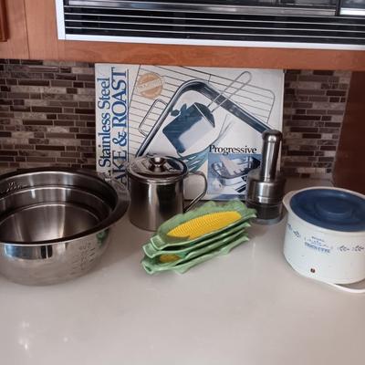 3 PC ROASTING PAN, 3 STAINLESS STEEL BOWLS, SMALL CROCK POT AND MORE